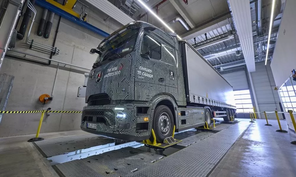 Cum sunt testate camioanele Mercedes-Benz