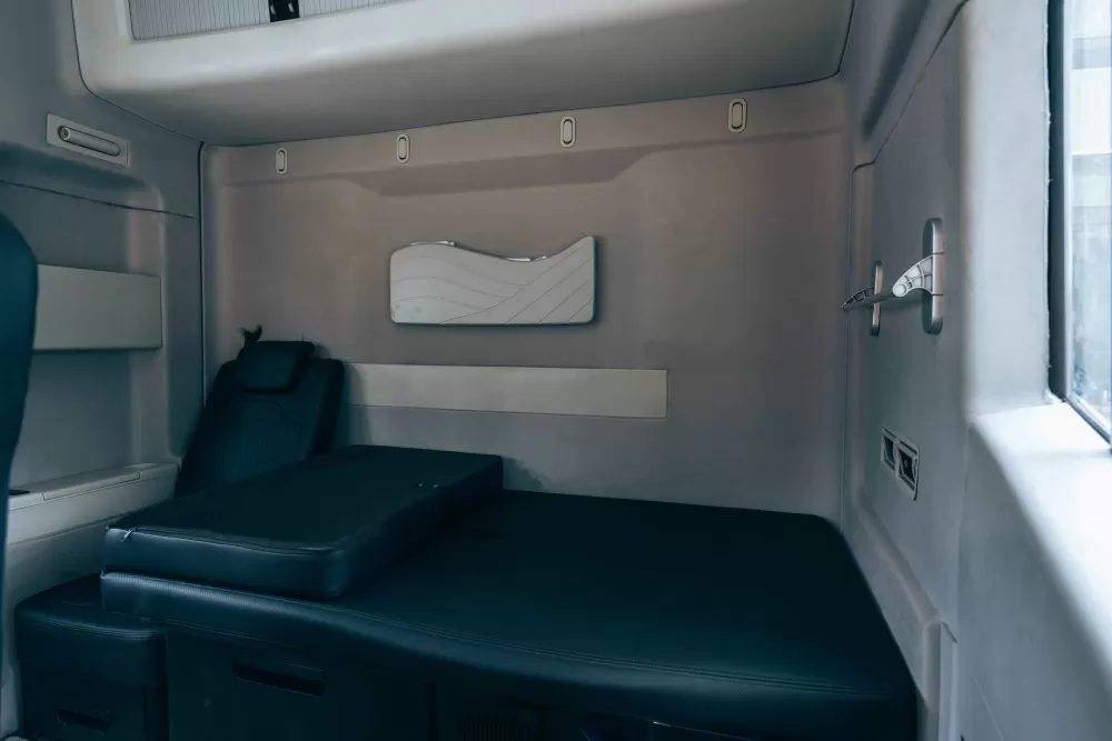 Decathlon testează o copie chinezească a lui Tesla Semi 5 Decathlon Windrose EV interior pat