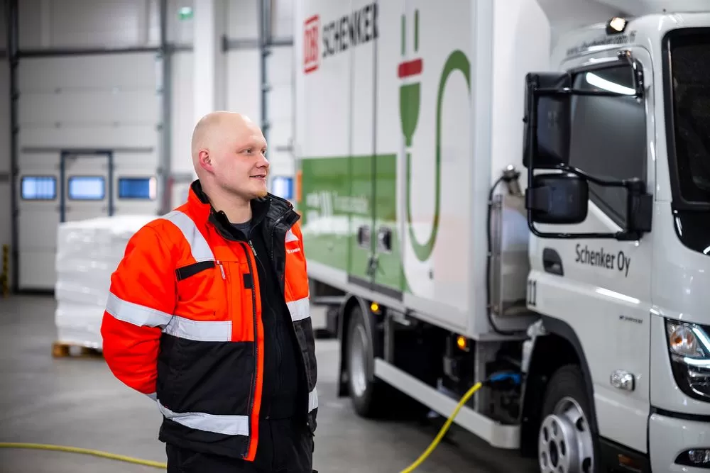 Distribuție locală la temperaturi de -30°C cu FUSO eCanter 3 DB Schenker folosește FUSO eCanter într-una din cele mai reci regiuni din Europa