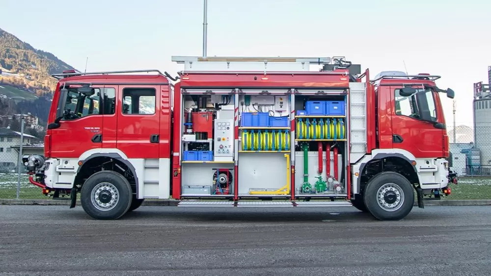 Camion MAN cu două cabine, tracțiune și direcție integrale