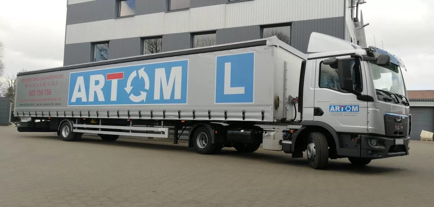 Polonia: Școală de șoferi pentru categorie CE pe cap tractor cu semiremorcă