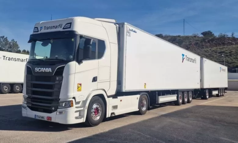 Flotă de 16 autotractoare Scania V8 660 pentru sisteme Duo Trailer 1 Flotă de 16 autotractoare Scania V8 660 pentru sisteme Duo Trailer