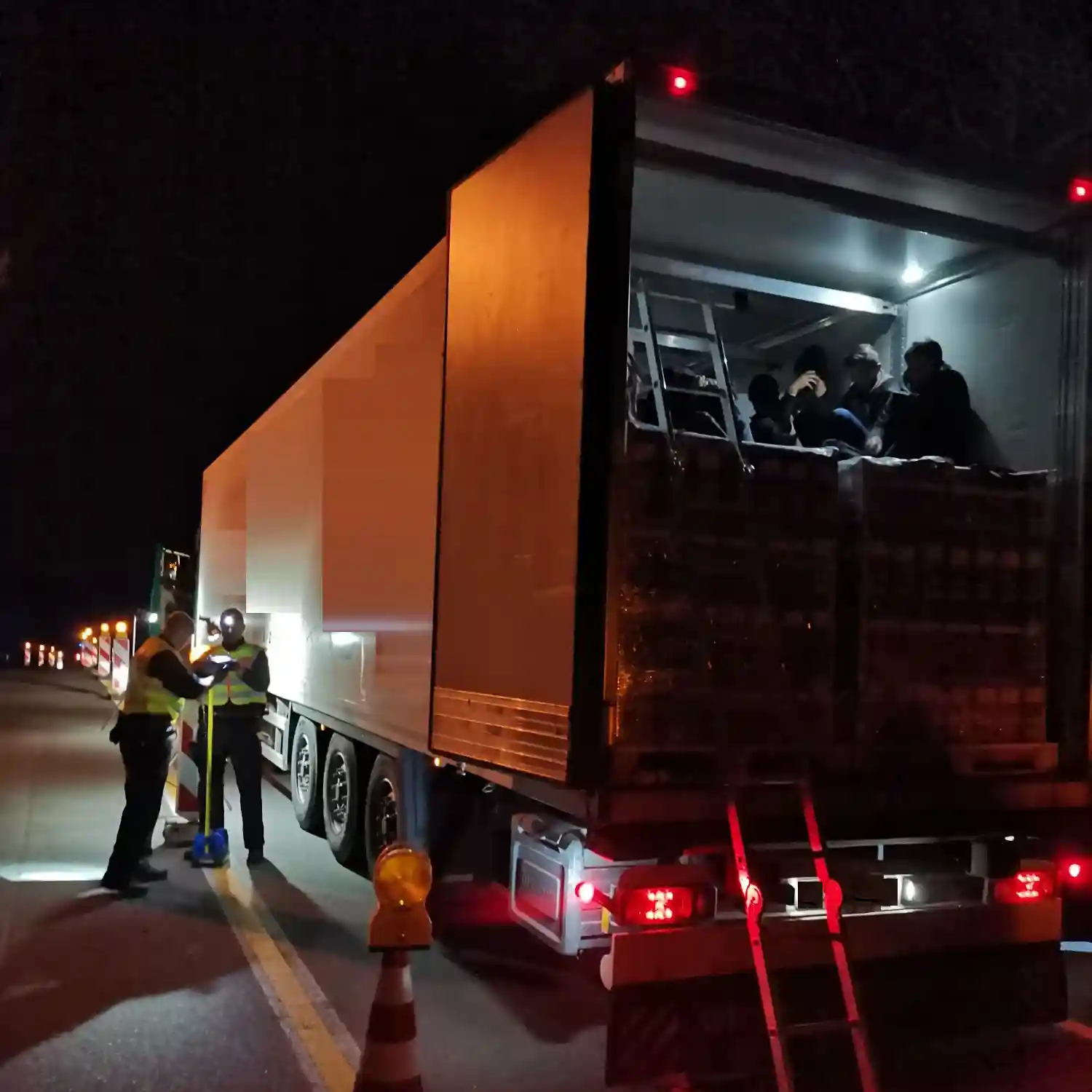 Germania: 28 de migranți ilegali depistați într-un camion frigorific