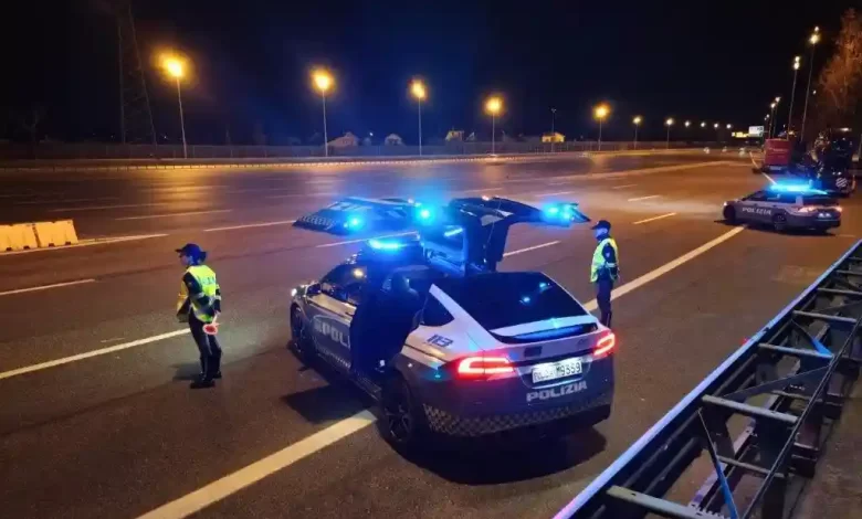 Poliția rutieră din Italia testează Tesla Model X Plaid