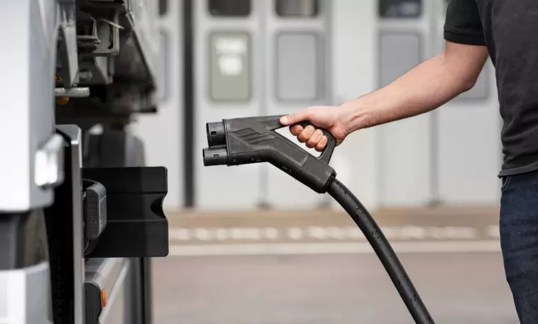 Mercedes-Benz Trucks oferă acum și stații de încărcare