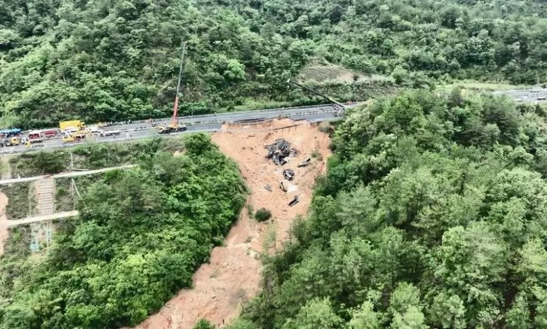 China: Zeci de morți în urma surpării unui tronson de autostradă