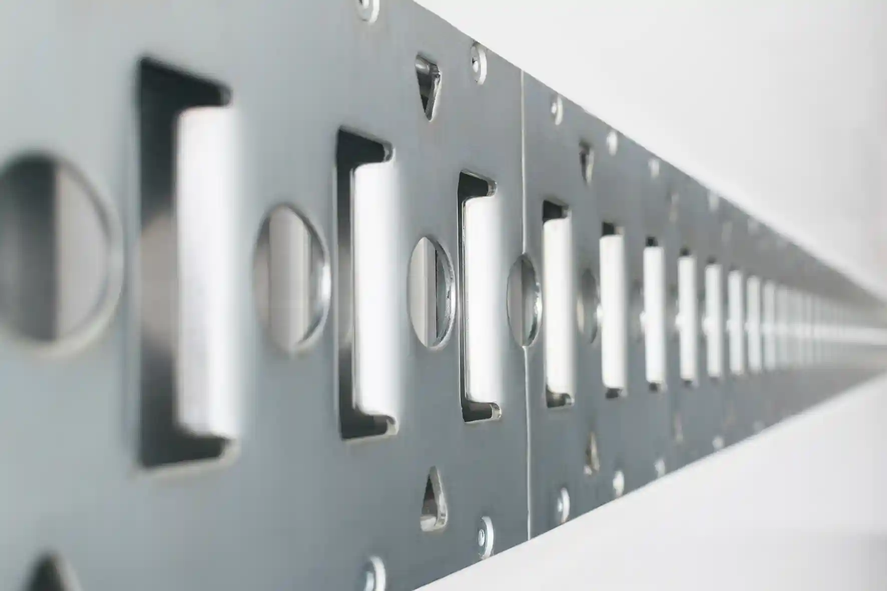 MAXIMUM WIDTH LOAD SECURING