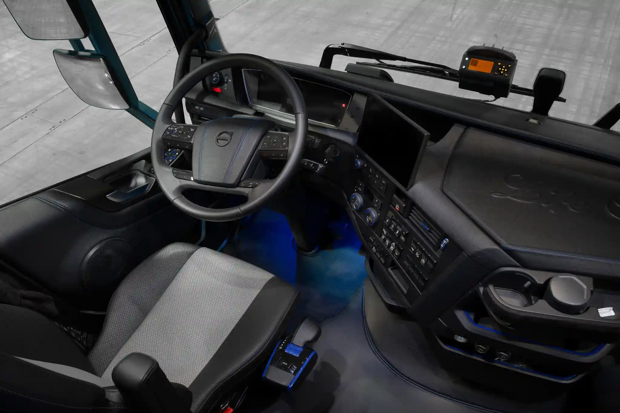 Volvo FH 500 "Outliner", noul camion de show realizat de Thomann 3 camion de show Thormann Volvo 3