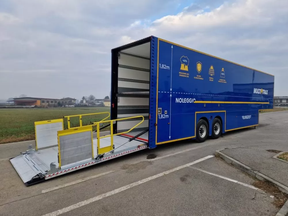 Cap tractor electric în combinație cu o semiremorcă double-decker