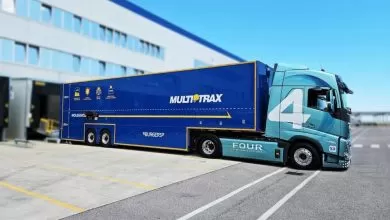 Cap tractor electric în combinație cu o semiremorcă double-decker