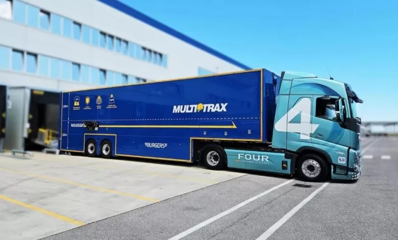 Cap tractor electric în combinație cu o semiremorcă double-decker