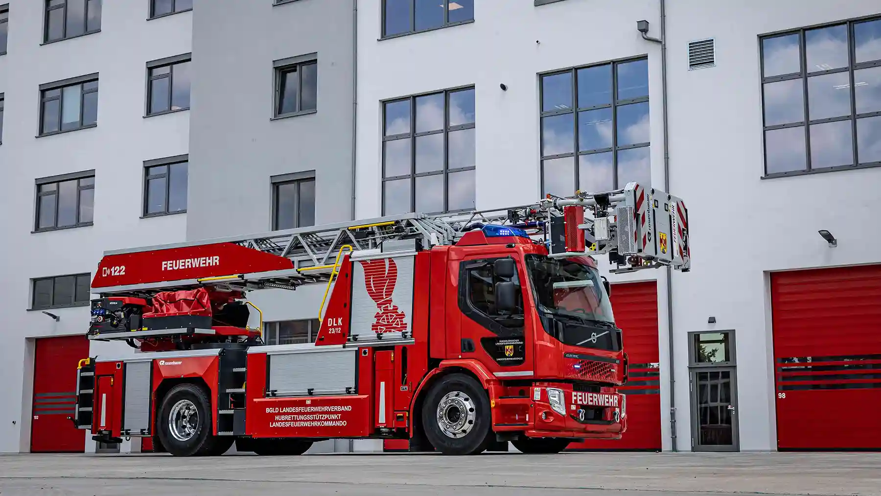 Rosenbauer a livrat prima autoscară turnantă complet electrică