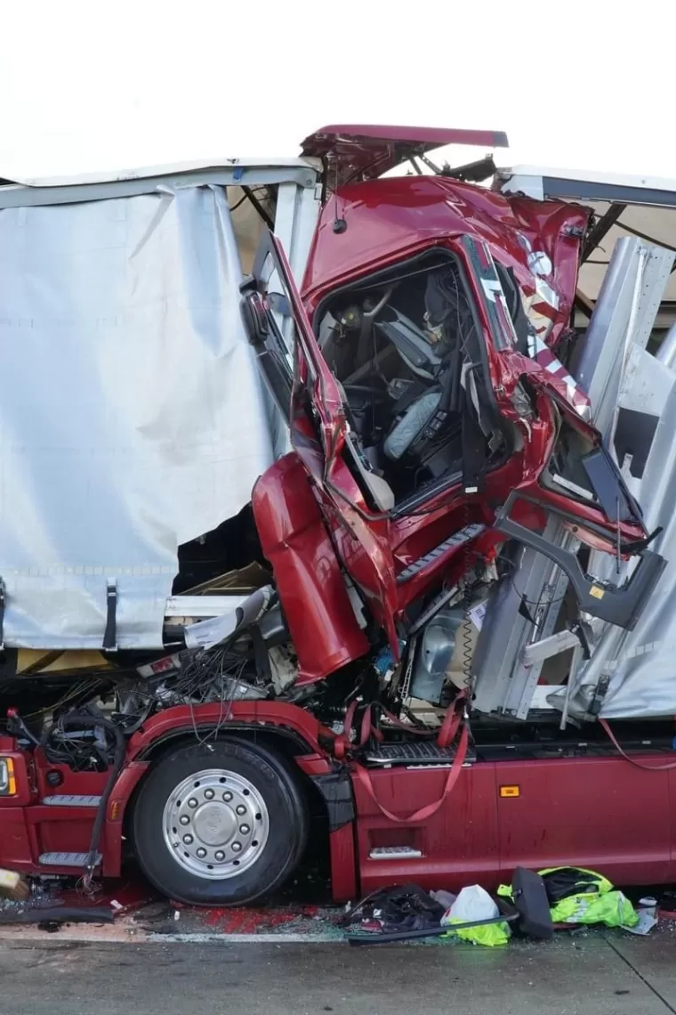 Trei șoferi de camion grav răniți într-un accident rutier pe A4, în Germania
