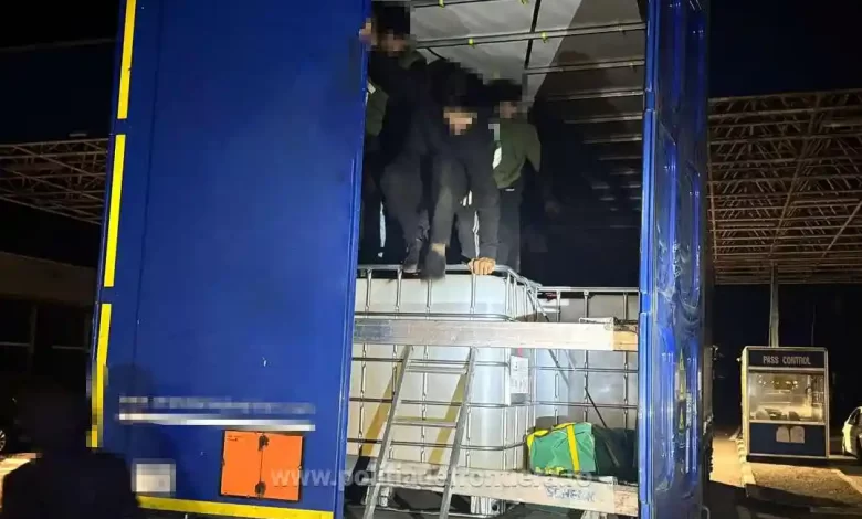 Migranți ascunși în două camioane depistați la Nădlac 1 Migranți ascunși în două camioane depistați la Nădlac