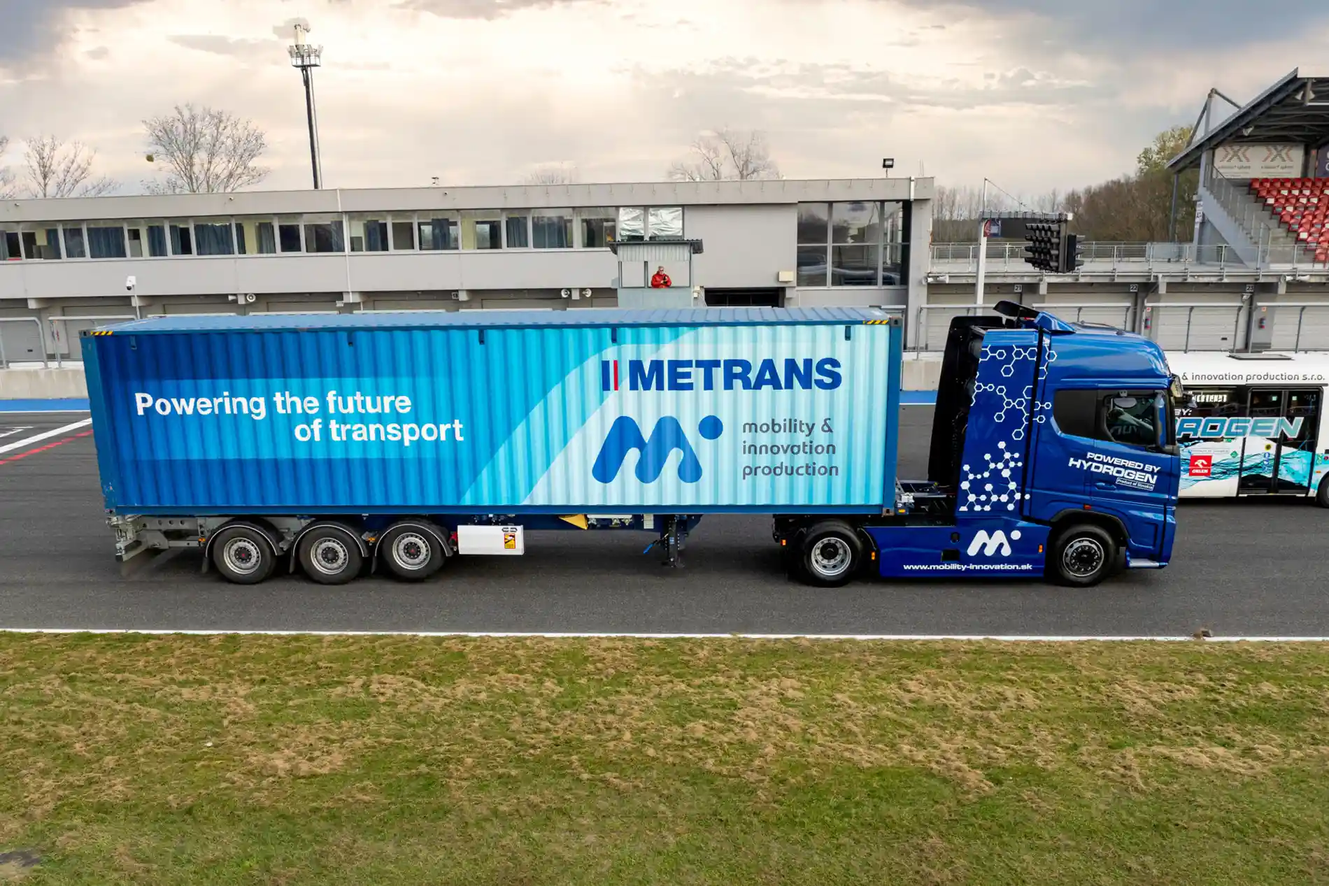 Metrans testează un camion cu hidrogen în Slovacia 4 Metrans testează primul camion cu hidrogen din Slovacia