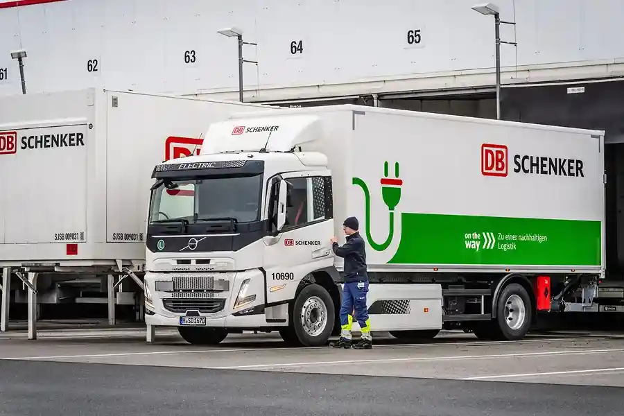 DB Schenker a extins flota cu 40 de autocamioane noi Volvo FM Electric