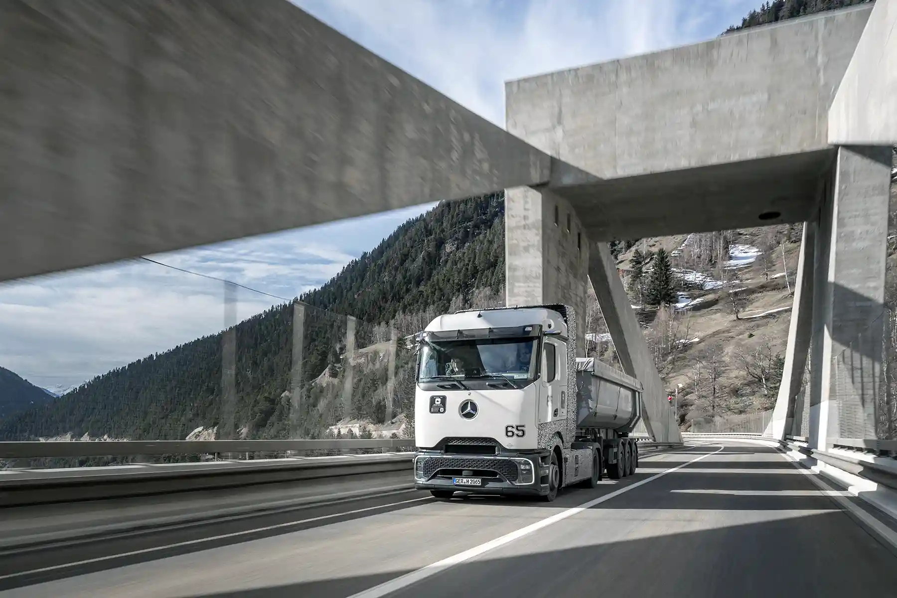 Daimler a testat primele prototipuri de camioane pe hidrogen în Alpii elvețieni 5 Daimler a testat primele prototipuri de camioane pe hidrogen în Alpii elvețieni