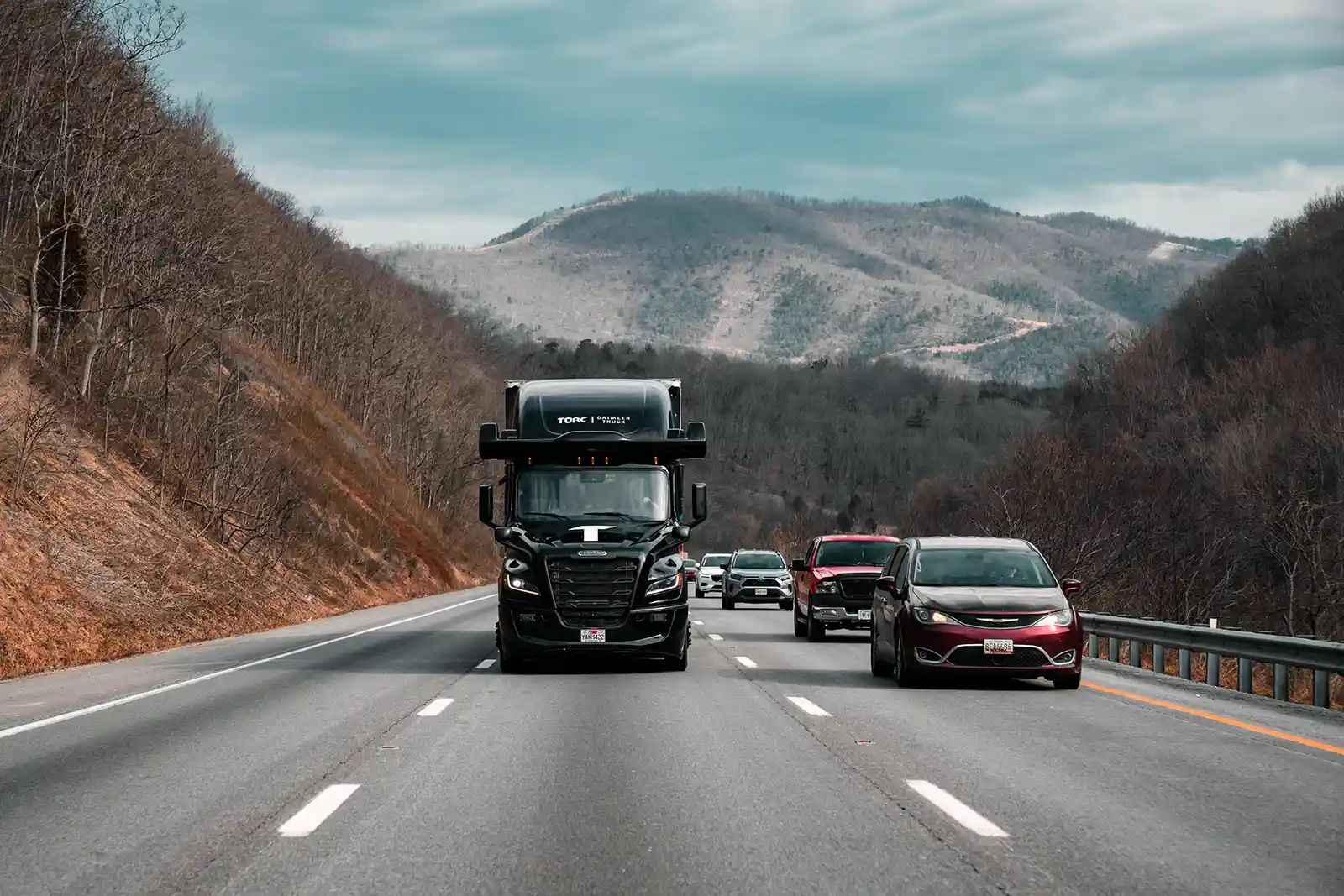 Cea mai nouă versiune a camionului autonom Freightliner Cascadia ajunge în flota Torc