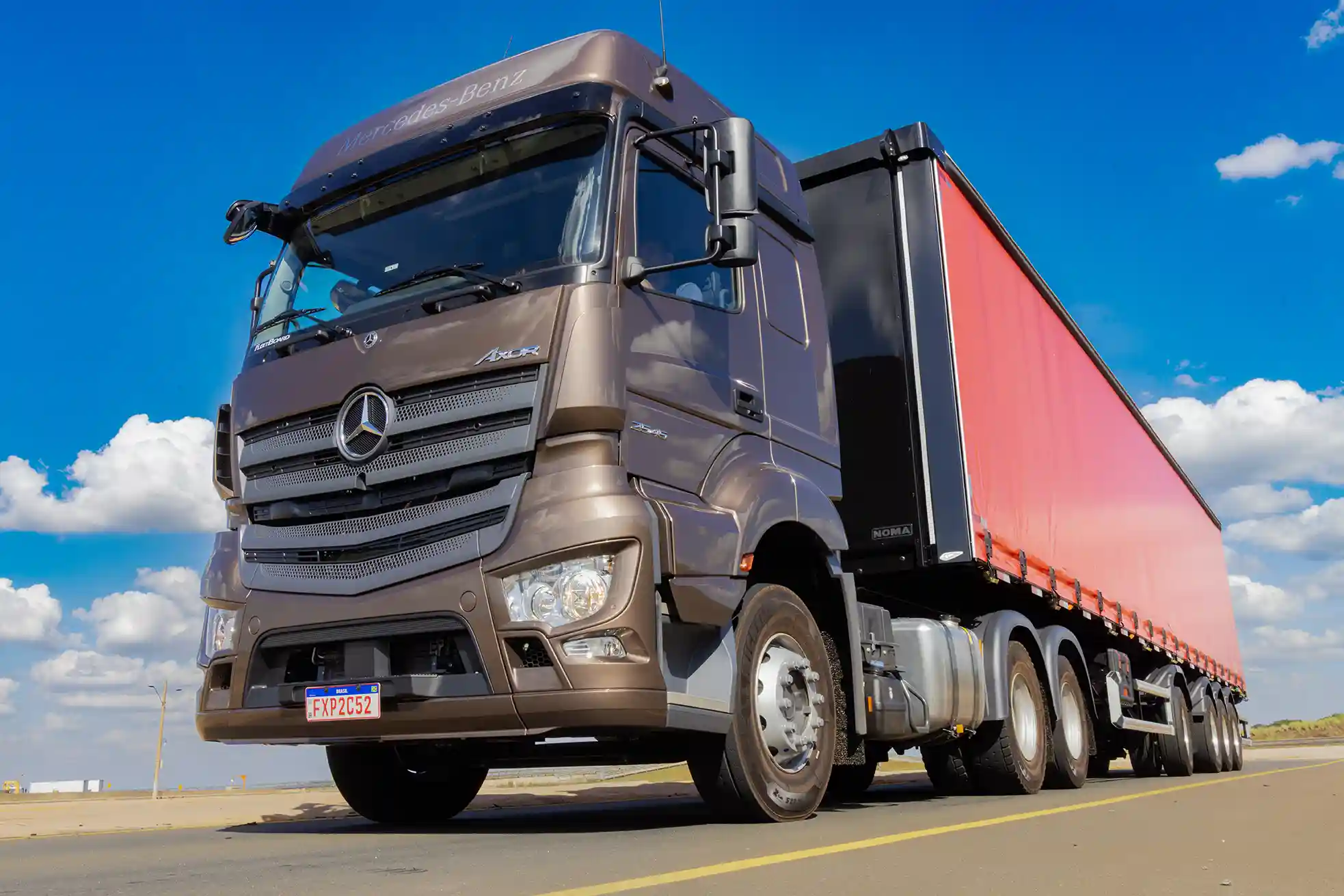 Mercedes-Benz lansează noile Axor 2038 și 2545 Euro VI în Brazilia