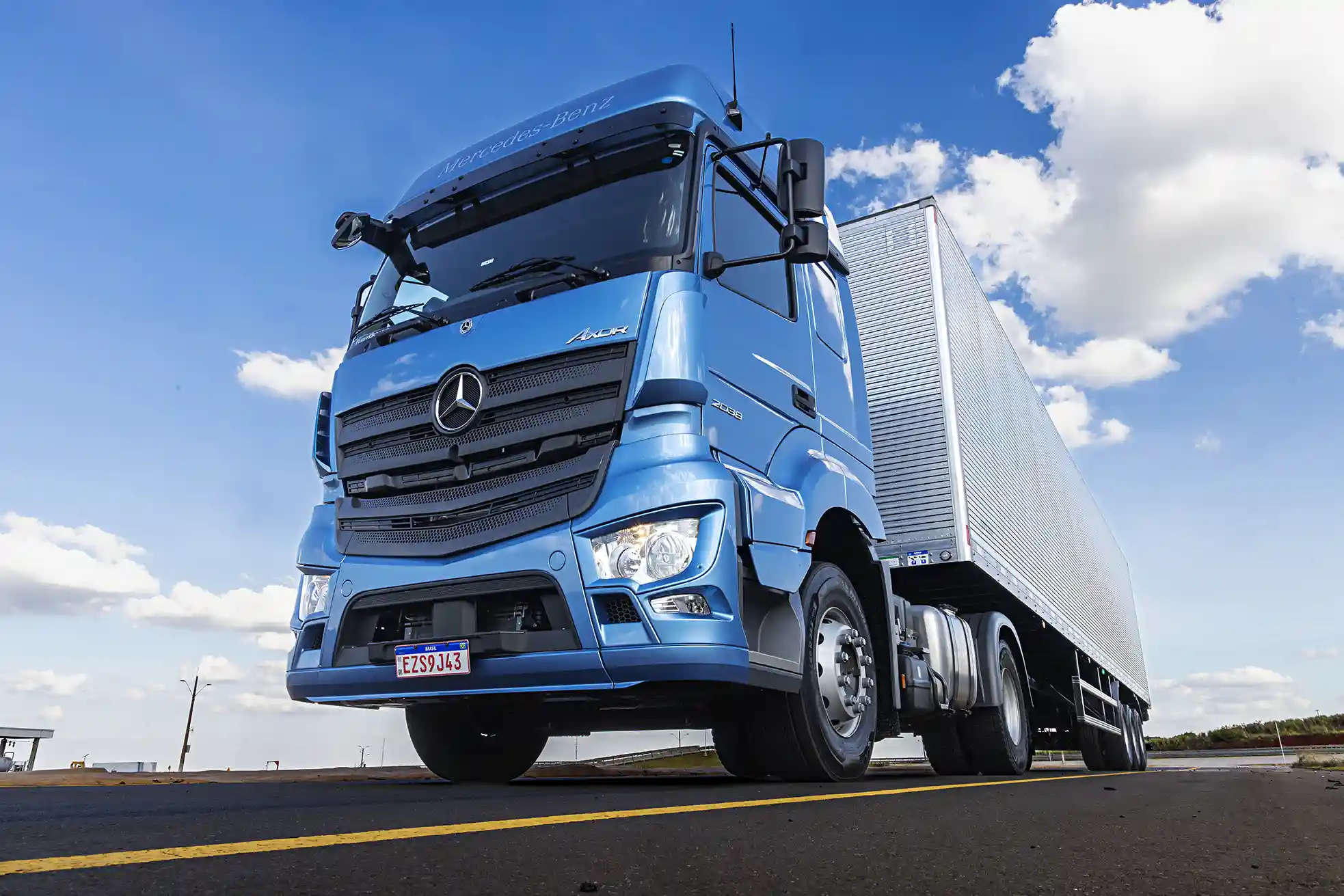 Mercedes-Benz lansează noile Axor 2038 și 2545 Euro VI în Brazilia