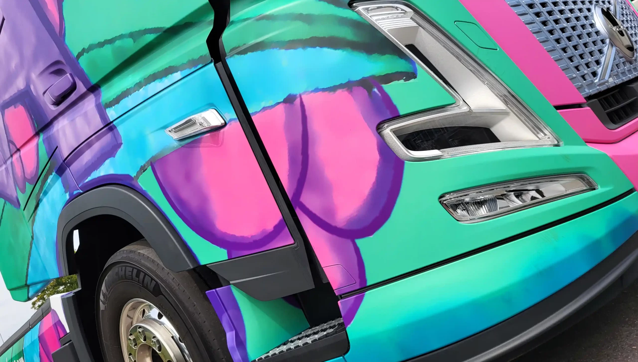 Volvo FH Aero I-Save XXL personalizat de o fetiță de 11 ani, vedeta Truckstar Festival 2025