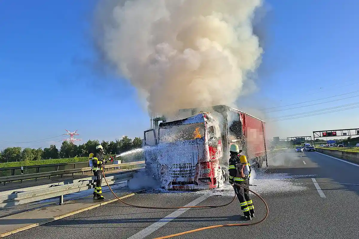 Un camion a ars complet pe A99 din Germania