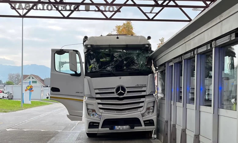 Elveția: Un camion a intrat în clădirea poliției de frontieră din Diepoldsau 1 Elveția: Un camion a intrat în clădirea poliției de frontieră din Diepoldsau