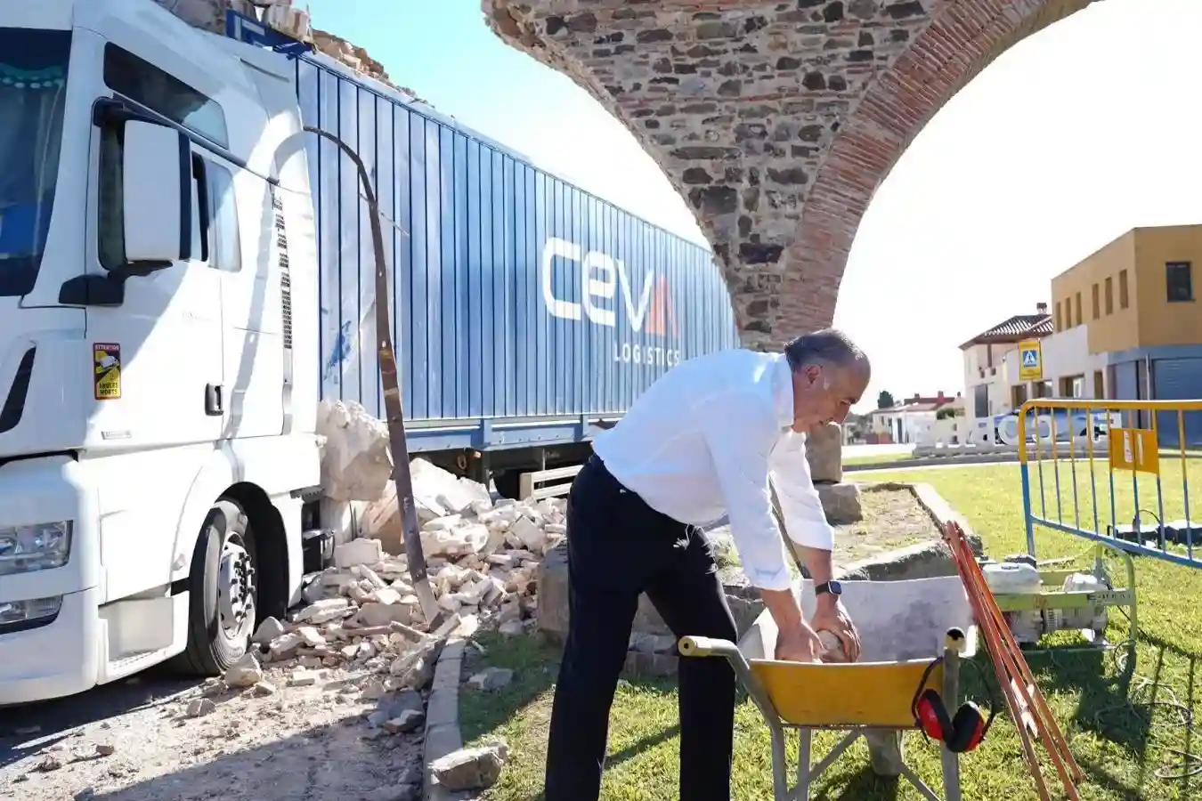 Un camion din România a distrus un apeduct vechi de 240 de ani din Algeciras, Spania 2 Un camion din România a distrus un apeduct vechi de 240 de ani din Algeciras, Spania