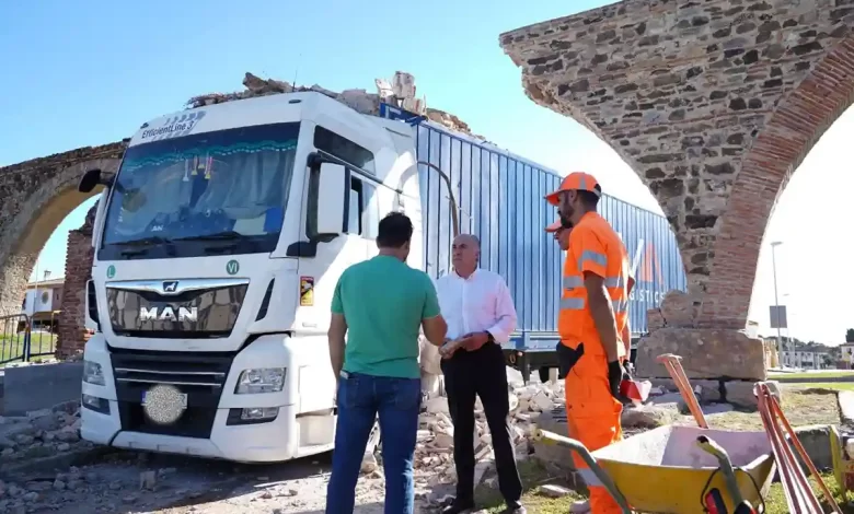 Un camion din România a distrus un apeduct vechi de 240 de ani din Algeciras, Spania 1 Un camion din România a distrus un apeduct vechi de 240 de ani din Algeciras, Spania