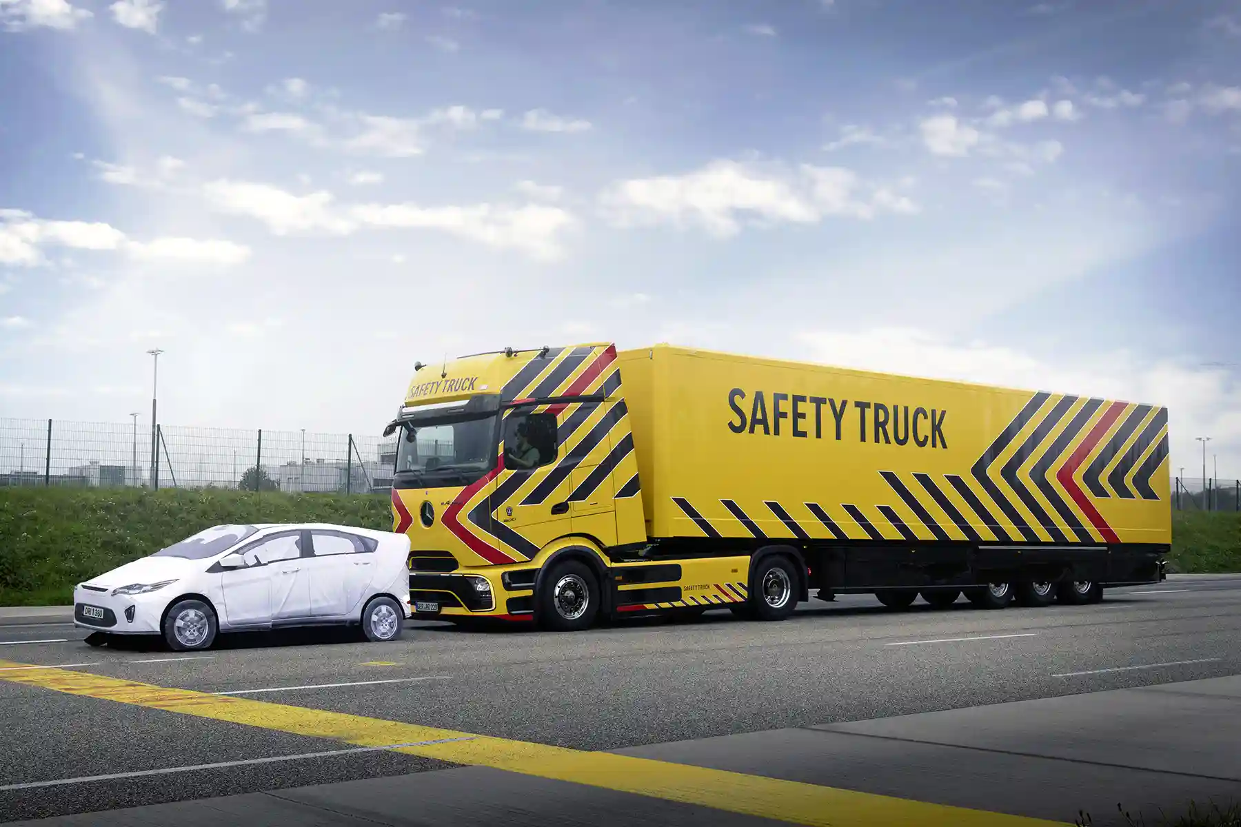 Primul Mercedes-Benz Safety Truck bazat pe un camion electric