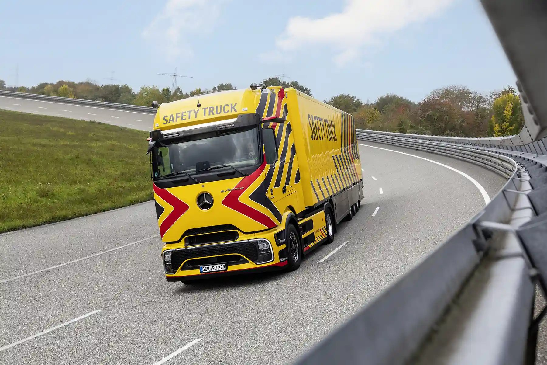 Primul Mercedes-Benz Safety Truck bazat pe un camion electric