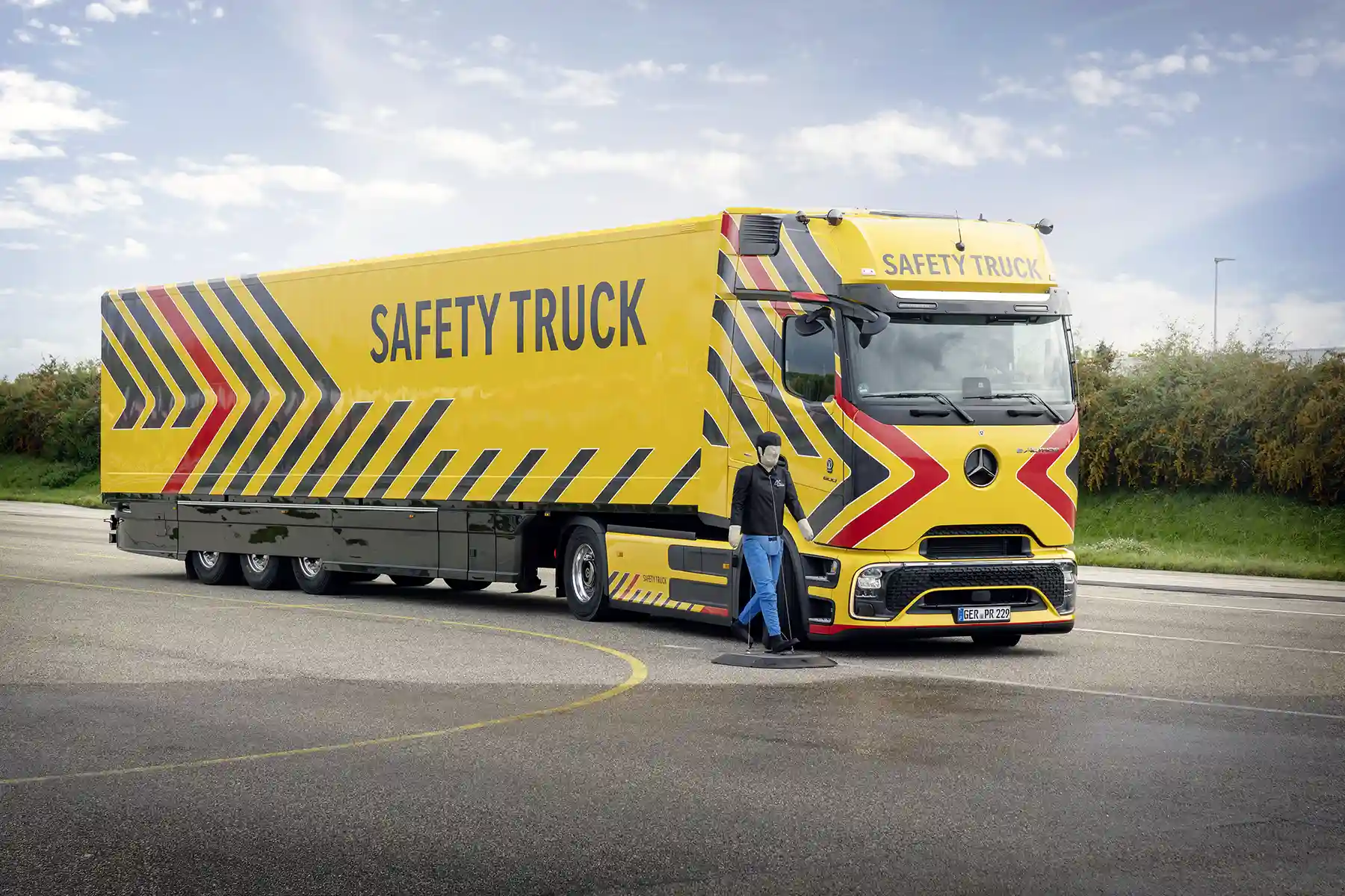 Primul Mercedes-Benz Safety Truck bazat pe un camion electric