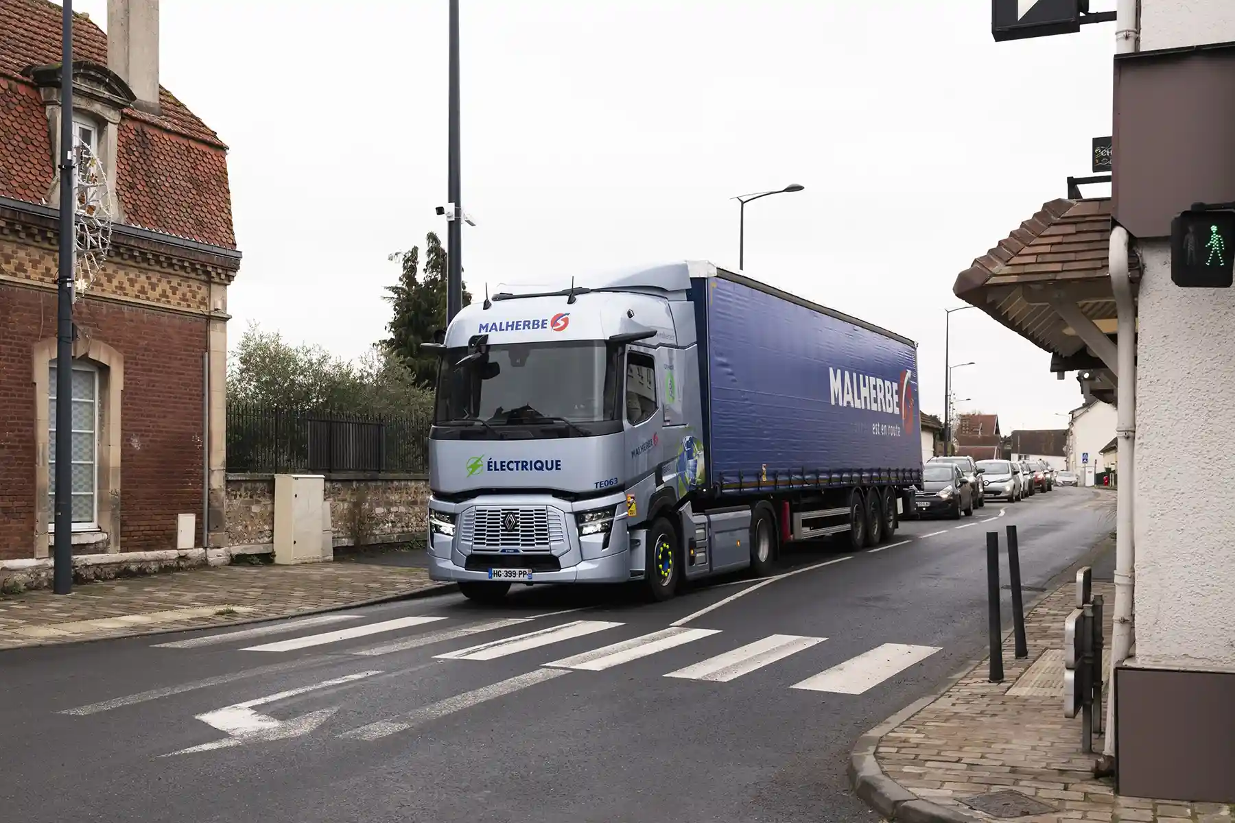 Renault Trucks electrifică complet coridorul logistic între Blainville și Lyon pe A8