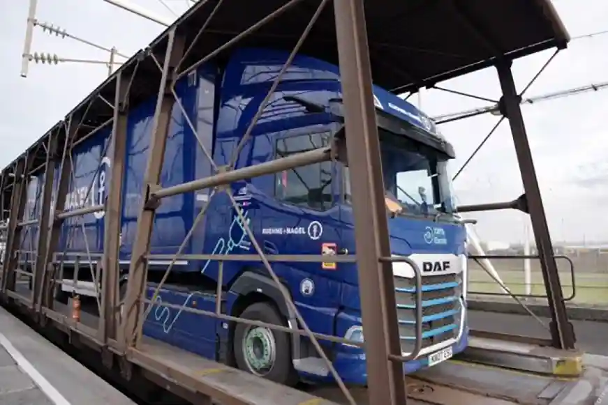 DAF XF 350E, primul camion electric care traversează Canalul Mânecii prin Eurotunnel 3 DAF XF 350E, primul camion electric care traversează Canalul Mânecii prin Eurotunnel