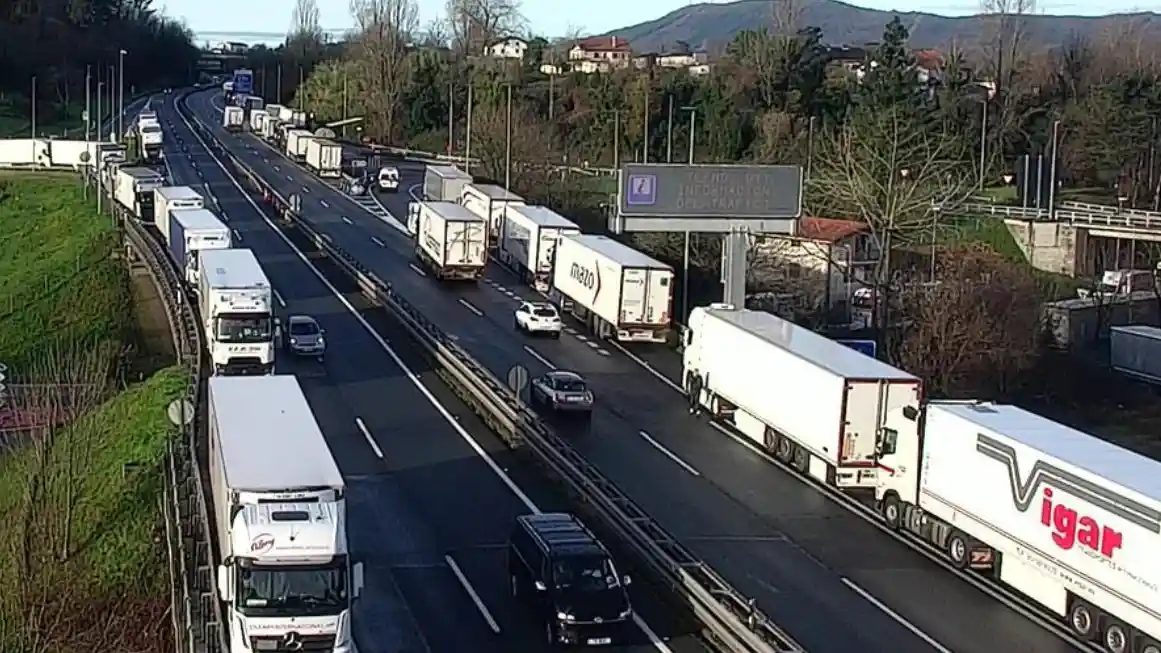 Spania: Peste 40.000 de camioane blocate de protestele agricultorilor