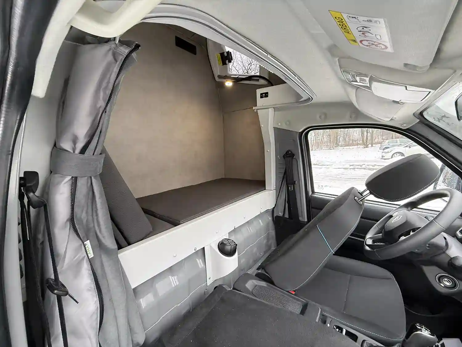 Piaggio Porter NP6 Travel Cab XS, conversie poloneză cu spațiu de dormit