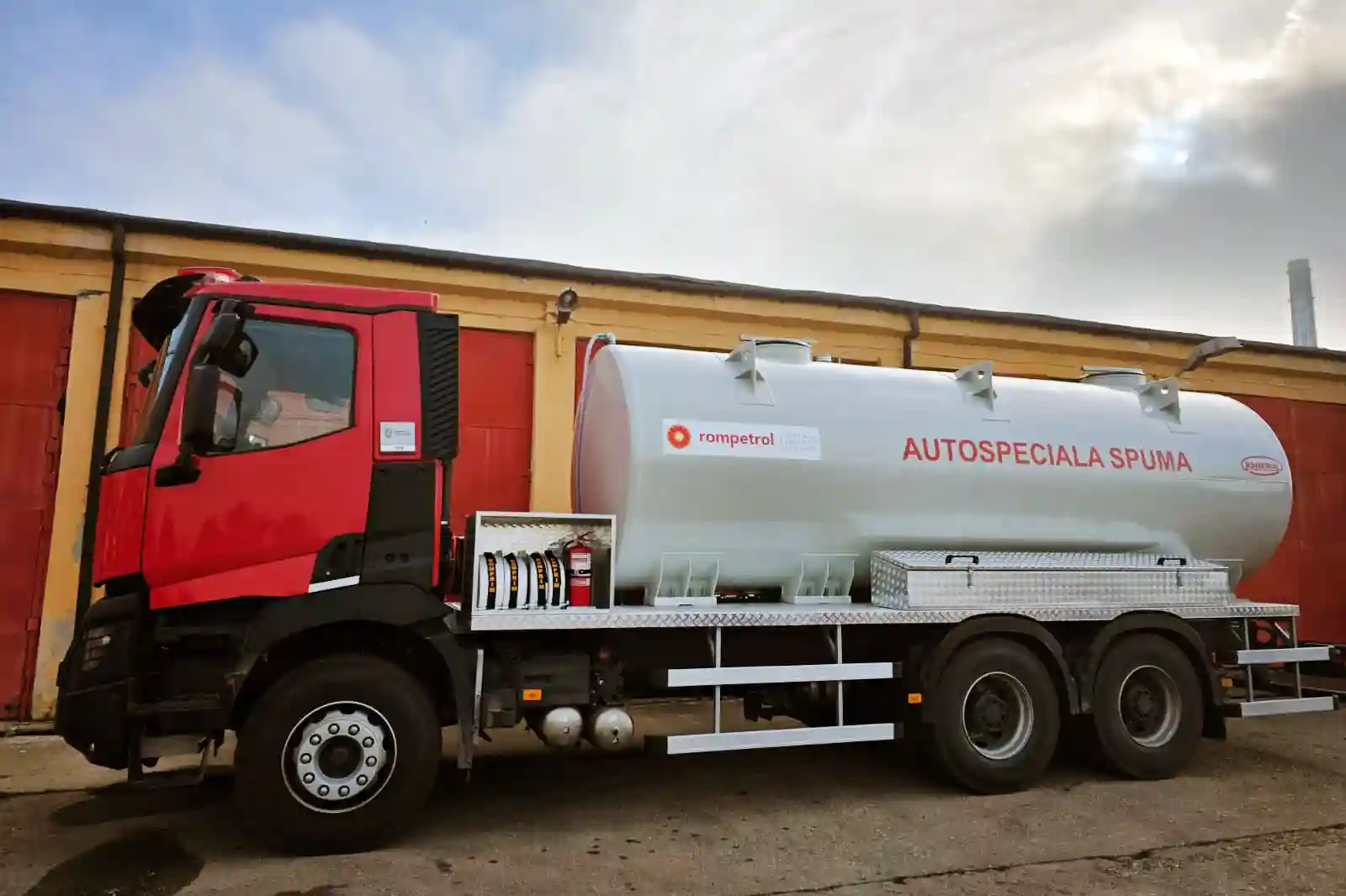 Rompetrol a investit în noi autospeciale de pompieri la rafinaria Petromidia