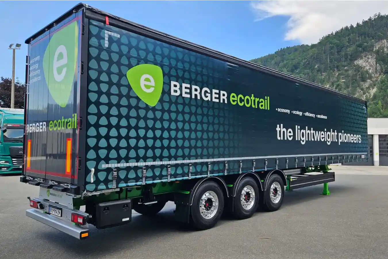 Șase semiremorci ultraușoare pe 3 axe disponibile în România