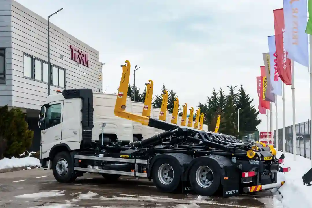 Terra Palfinger a livrat 9 camioane Volvo echipate cu cârlige Palfinger HT 20 SLD