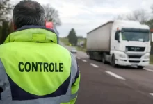 Trei transportatori, dintre care unul român, interziși în Franța