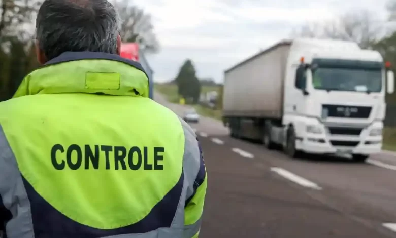 Trei transportatori, dintre care unul român, interziși în Franța