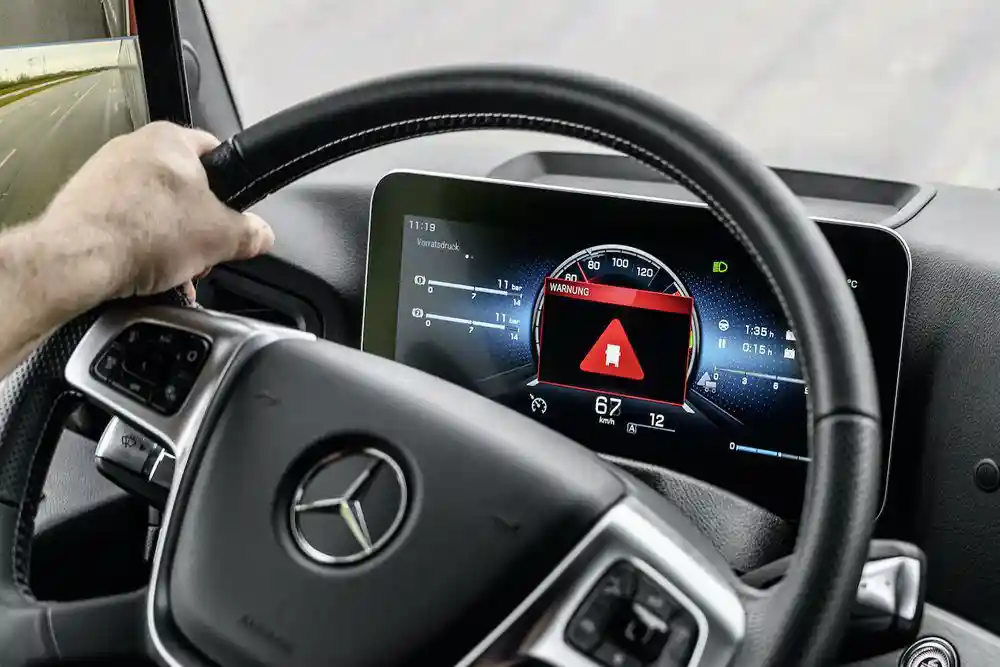 Germania: Peste jumătate din șoferii profesioniști opresc sistemele de asistență la condus