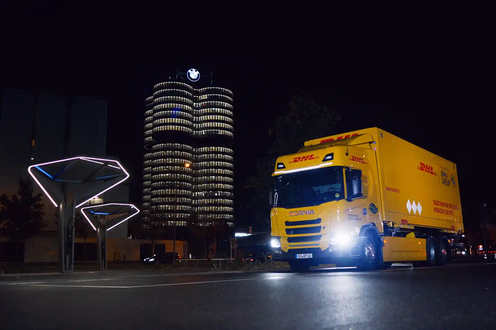 BMW și DHL testează un camion electric cu range extender pe rute de până la 800 km