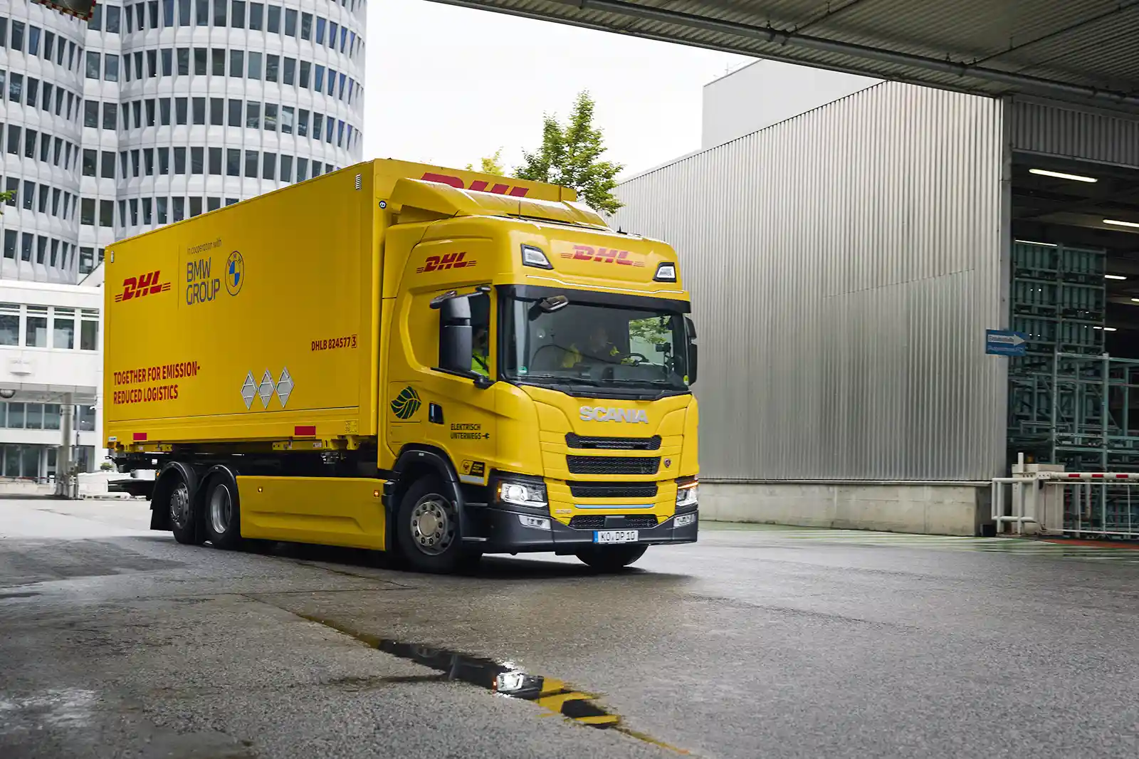 BMW și DHL testează un camion electric cu range extender pe rute de până la 800 km