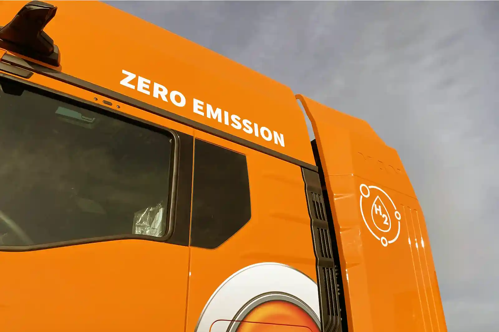 Van der Vlist introduce primul camion pe hidrogen pentru transport agabaritic