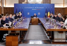 Guvernul Bolojan a fost demis după moțiunea de cenzută PSD-AUR. Moneda Euro a depășit 5,21 lei