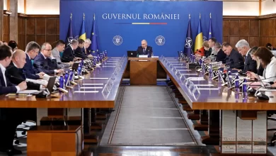 Guvernul Bolojan a fost demis după moțiunea de cenzută PSD-AUR. Moneda Euro a depășit 5,21 lei