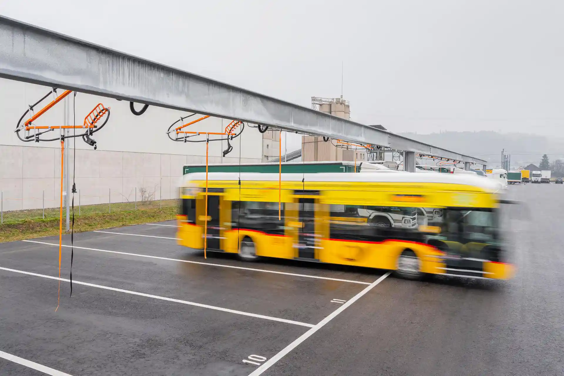 Swiss Post instalează stații Kempower pentru camioane și autobuze electrice