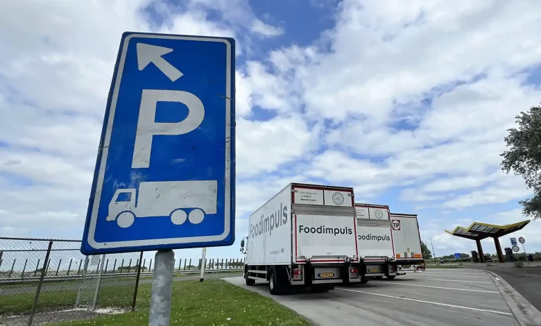 Criza locurilor de parcare pentru camioane persistă în Olanda 1 Criza locurilor de parcare pentru camioane persistă în Olanda