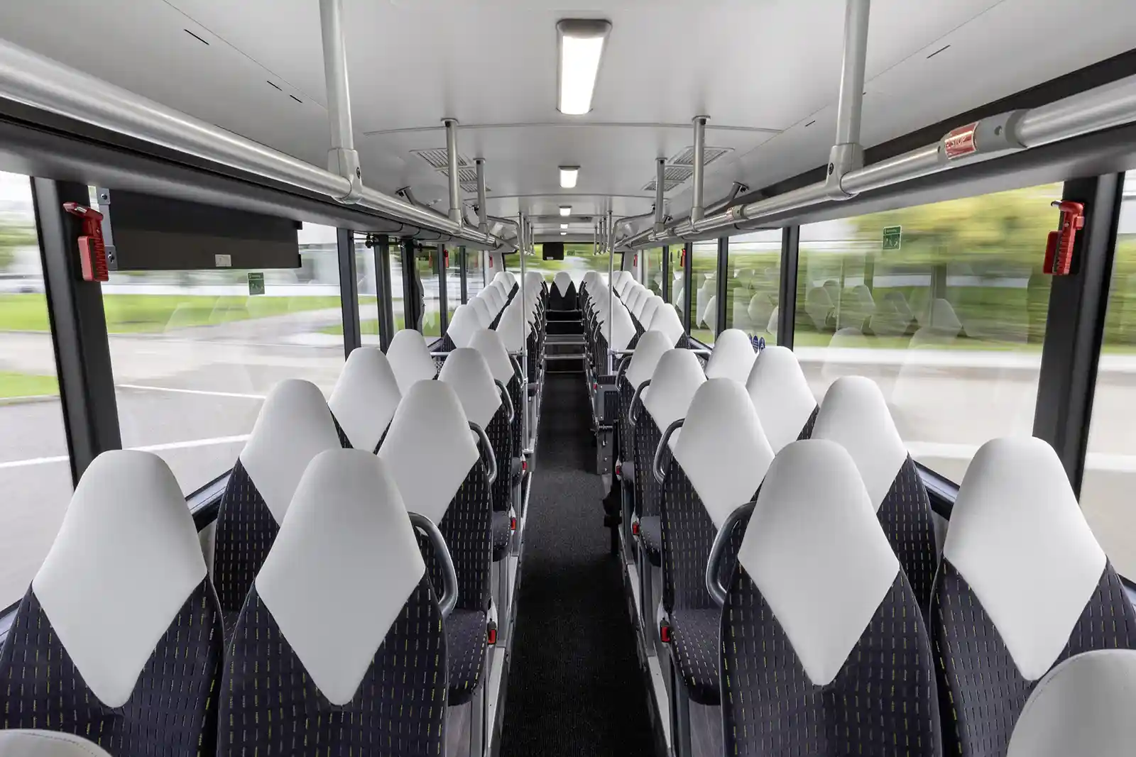 Autobuzul electric interurban Mercedes-Benz eIntouro face turul României în mai